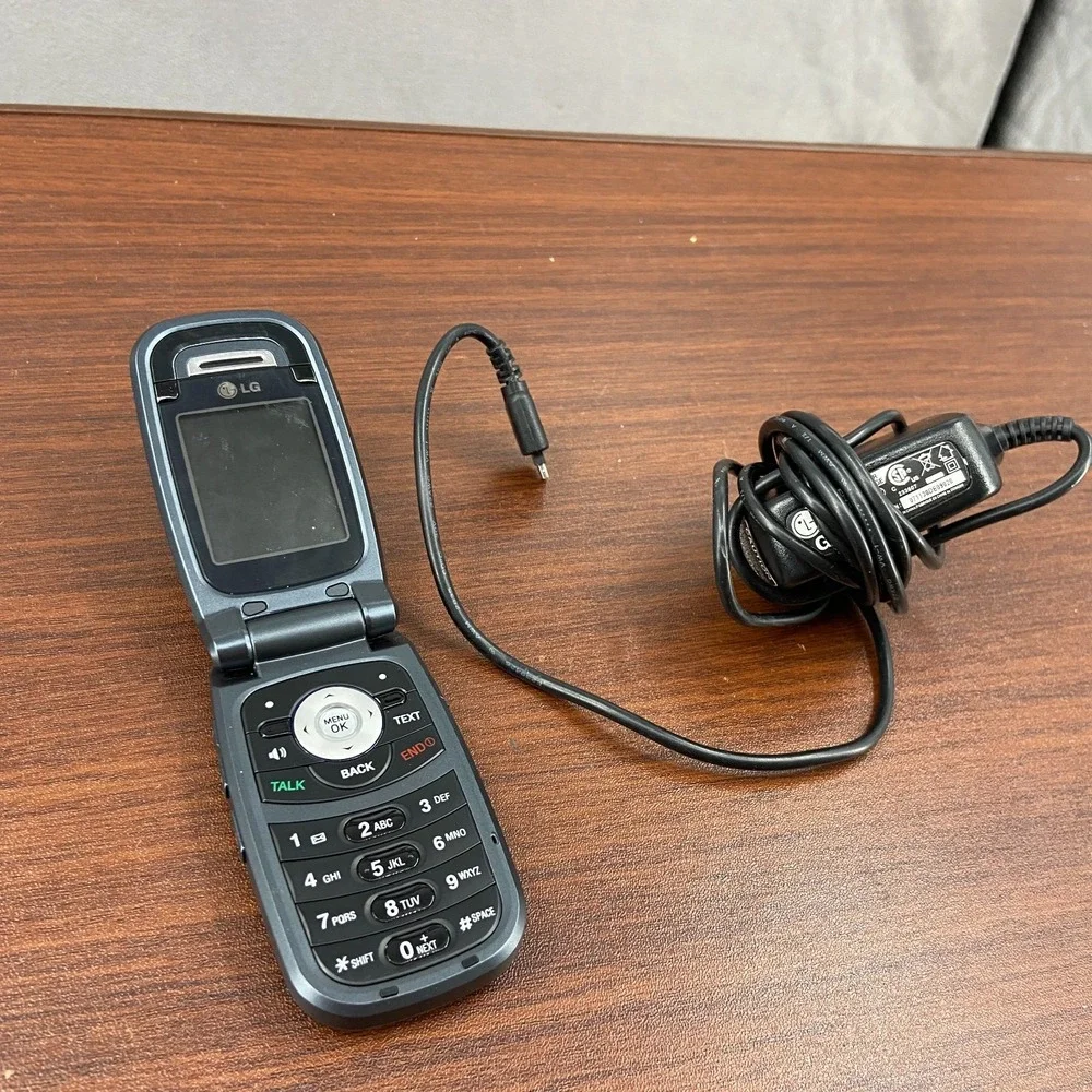LG 150 Flip Cell Phone Black Bluetooth LCD Screen Foldable w/ Battery